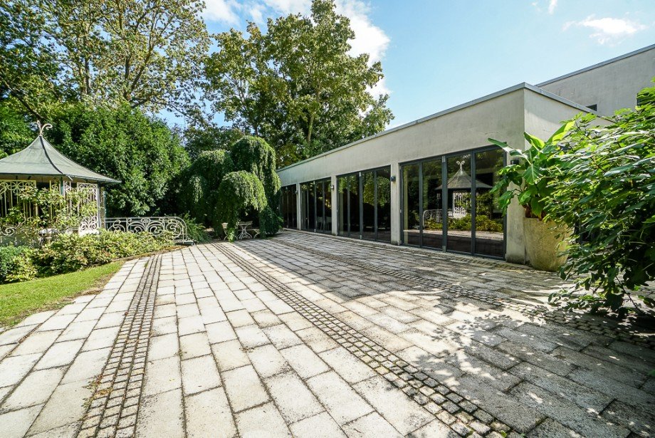 Terrasse vor der Villa und dem Nebengeb�ude / Loft Villa Bodenheim