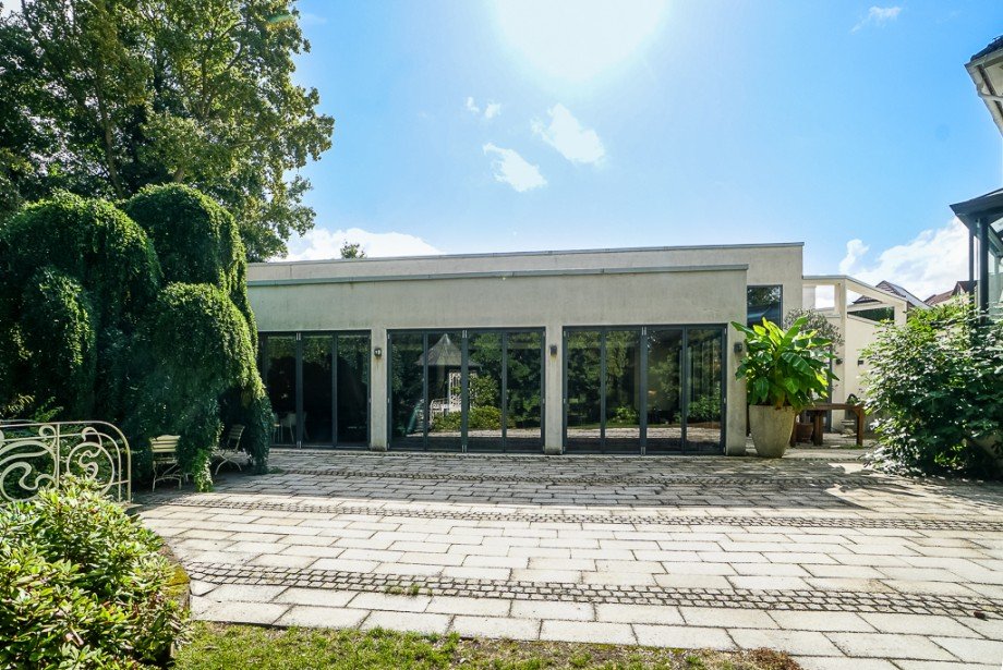 Terrasse vor Villa und Nebengeb�ude / Loft Villa Bodenheim