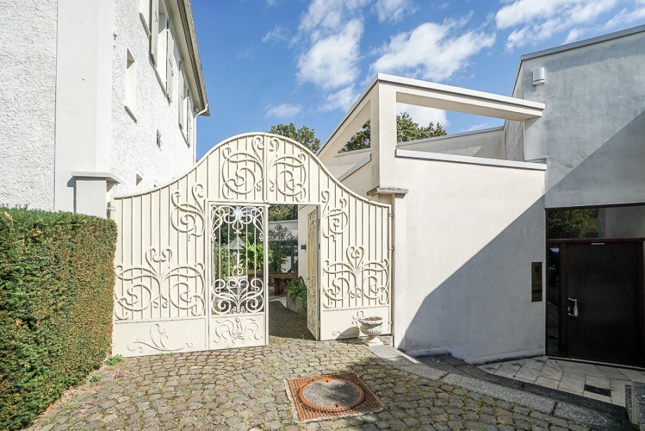 Zugang zwischen Villa und Nebengeb�ude Loft Villa Bodenheim