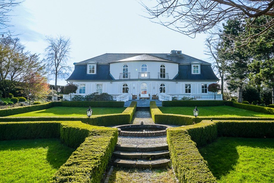 Villa-Ansicht aus dem Park Villa Nackenheim