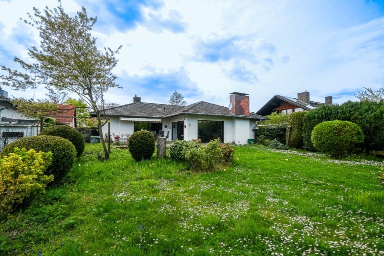 Haus Gau- Bischofsheim - K�hler Immobilien Gau-Bischofsheim Bungalow Gau-Bischofsheim: Bungalow mit ELW - offenes Wohnen auf einer Ebene mit viel Platz & gro�em Areal