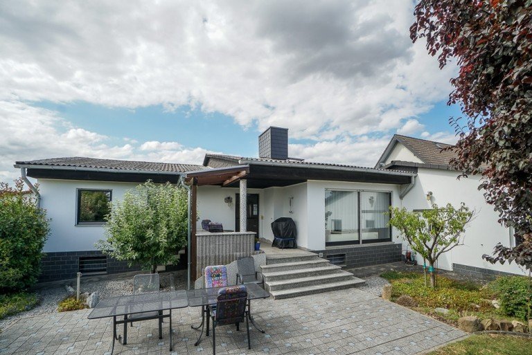 Haus L�rzweiler - K�hler Immobilien L�rzweiler Einfamilienhaus Ein feiner Bungalow in L�rzweiler. Wohnen auf einer Ebene & mit viel Platz, auch f�r Autoliebhaber.