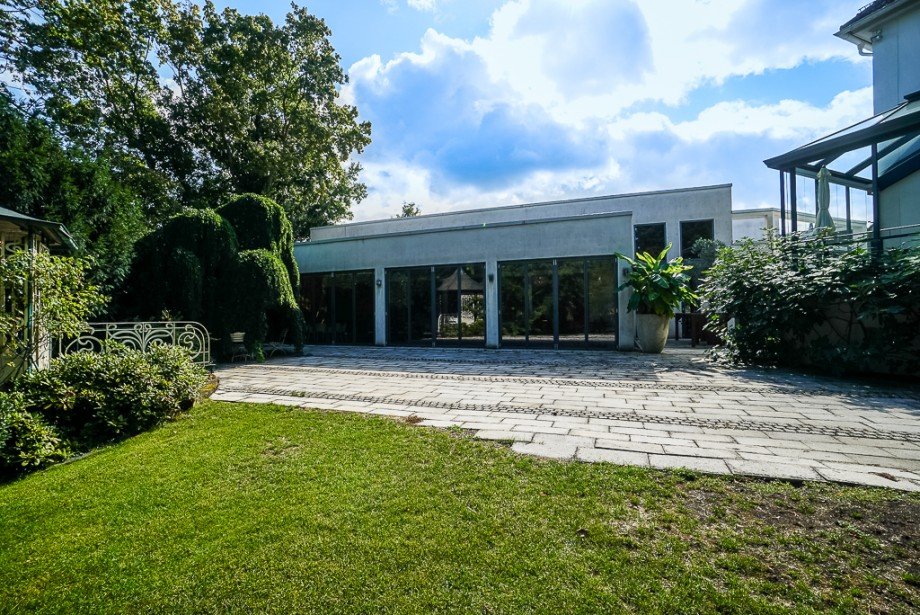 Terrasse vor der Villa und dem Nebengeb�ude / Loft Villa Bodenheim