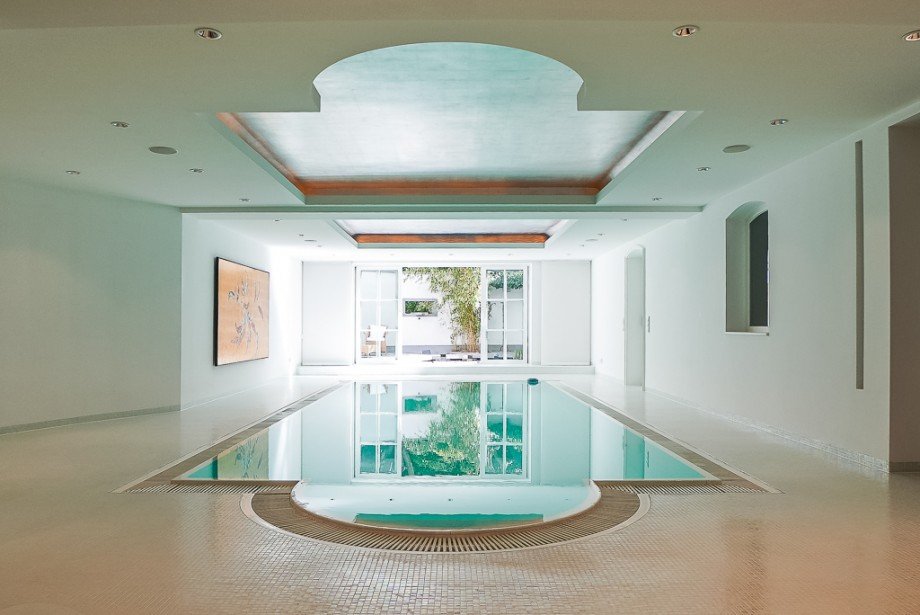 Wellnessbereich | beheizbares Schwimmbad mit Blick zum Koi-Teich Villa Nackenheim