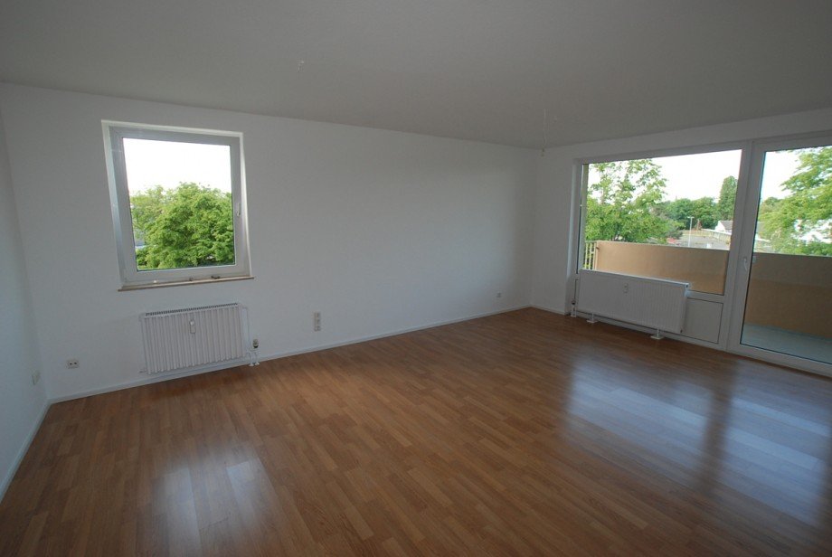 K�hler-Immobilien - Wohnbereich mit Zugang zum Balkon Etagenwohnung Kostheim
