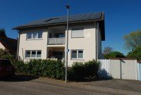 Bild (a27746eea66429ab33c70c6fb82a67e7): KH-Bosenheim: Gepflegtes Mehrfamilienhaus mit mehreren Garagen und einer gro�en Photovoltaikanlage