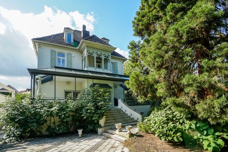 Terrassenansicht Bodenheim Villa Nicht das �bliche! Interessante Villa mit angegliederter exklusiver Gewerbem�glichkeit & feinem Park