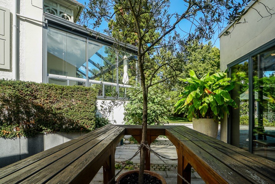 Zwischenraum zwischen Villa und Nebengeb�ude Loft Villa Bodenheim