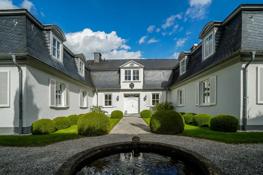 Eingangsbereich mit Wasserspiel Villa Nackenheim