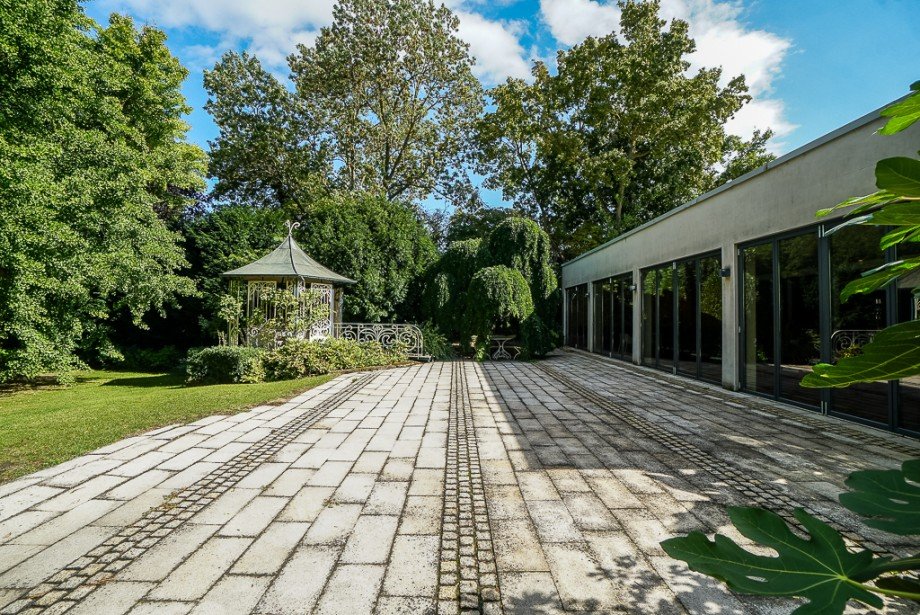 Terrasse vor der Villa und dem Nebengeb�ude / Loft Villa Bodenheim