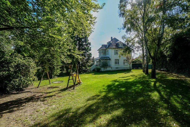 Ansicht von Grundst�ck auf Nachbarhaus - Immobilien K�hler Bodenheim Wohngrundst�ck Traumhaftes Baugrundst�ck in einem privaten Parkgel�nde mitten in Bodenheim