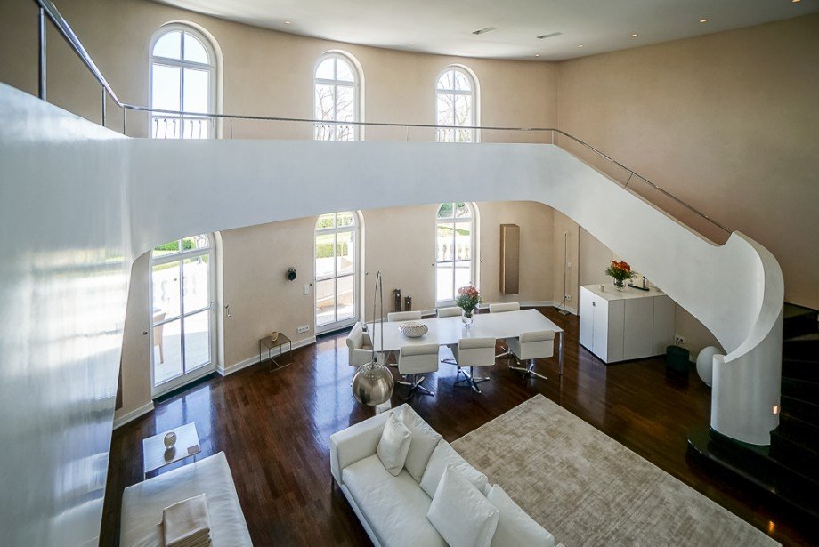 Wohnraum mit Galerie Villa Nackenheim