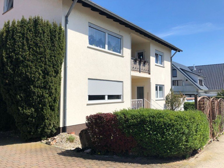 Ansichten Bad Kreuznach / Bosenheim Mehrfamilienhaus KH-Bosenheim: Gepflegtes Mehrfamilienhaus mit mehreren Garagen und einer gro�en Photovoltaikanlage