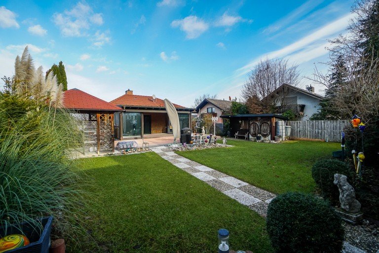 Haus Mommenheim - K�hler Immobilien Mommenheim Einfamilienhaus Mommenheim: Praktischer Bungalow mit liebevoll gepflegtem Garten und Grundst�cksoptionen