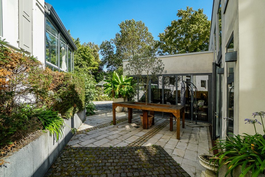 Zwischenraum zwischen Villa und Nebengeb�ude Loft Villa Bodenheim